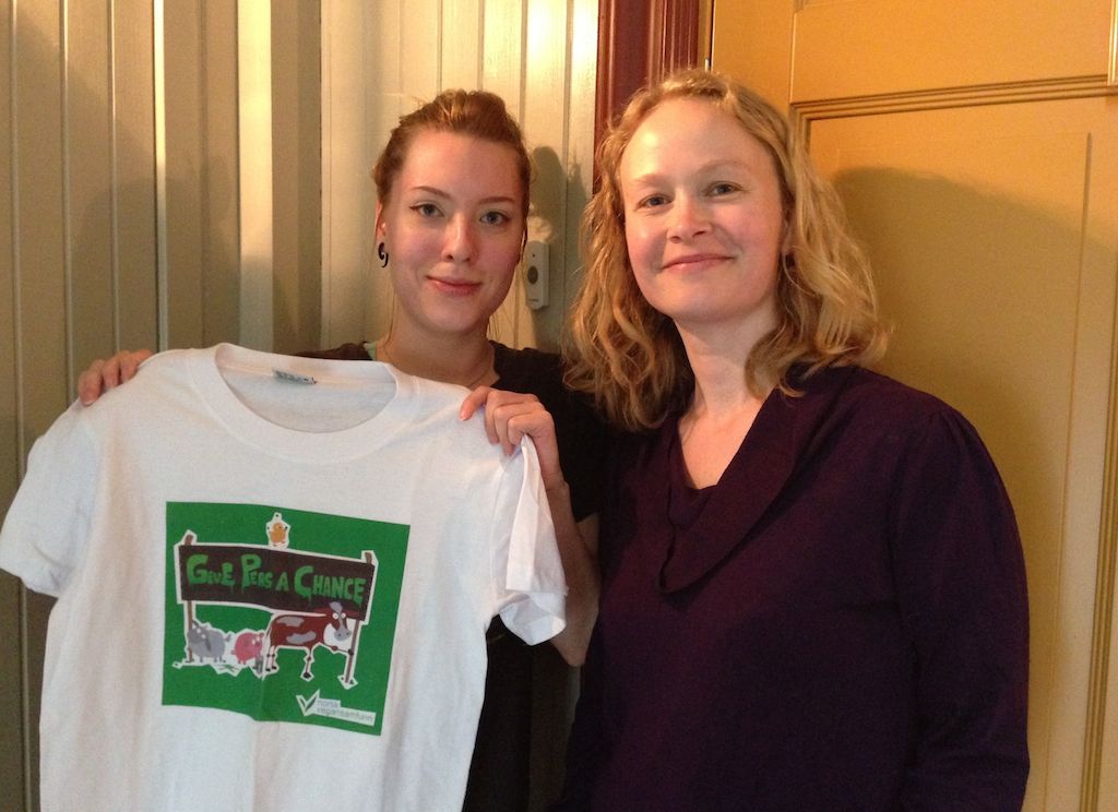 Quizvinner Aimee Lødemel og NVS-leder Marte Munkeli. Foto.