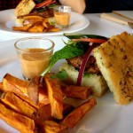 Bilde av to veganske burger og søtpotetfries på hvite asjetter på Funky Fresh Foods i Oslo.
