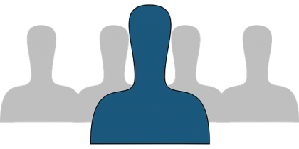 En figur med en blå skikkelse i forkant av fire grå skikkelser.