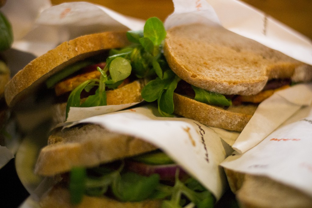 Sandwichbonanza, kakefest og treretters restaurantopplevelse – veganere inntar Restaurant Day