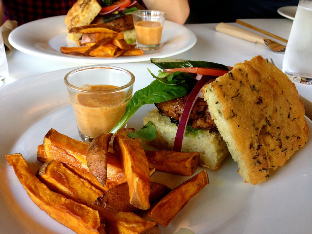 Bilde av to veganske burger og søtpotetfries på hvite asjetter på Funky Fresh Foods i Oslo.