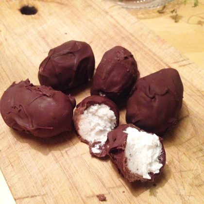 Fire hele og en delt mørk sjokolade med hvitt fyll, på underflate av tre